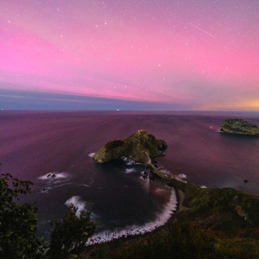 aurora boreal en San Juan de Gaztelugatxe by DIVCreativo David de la Iglesia